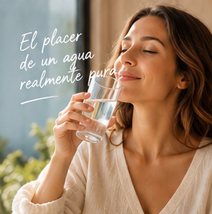Mujer disfrutando de un vaso de agua filtrada